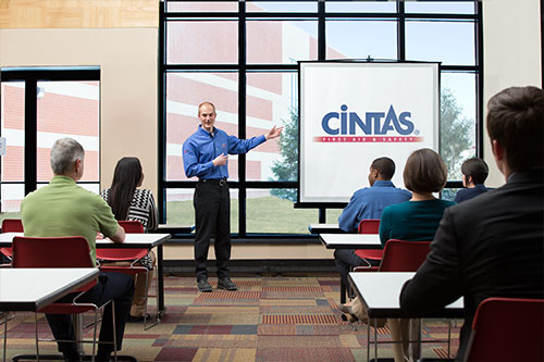 Cintas代表教学急救课程在你的办公室