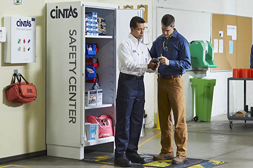 CINTAS代表解释安全柜项目