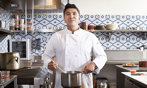 Chefworks™的厨师白色签名厨师外套在厨房里