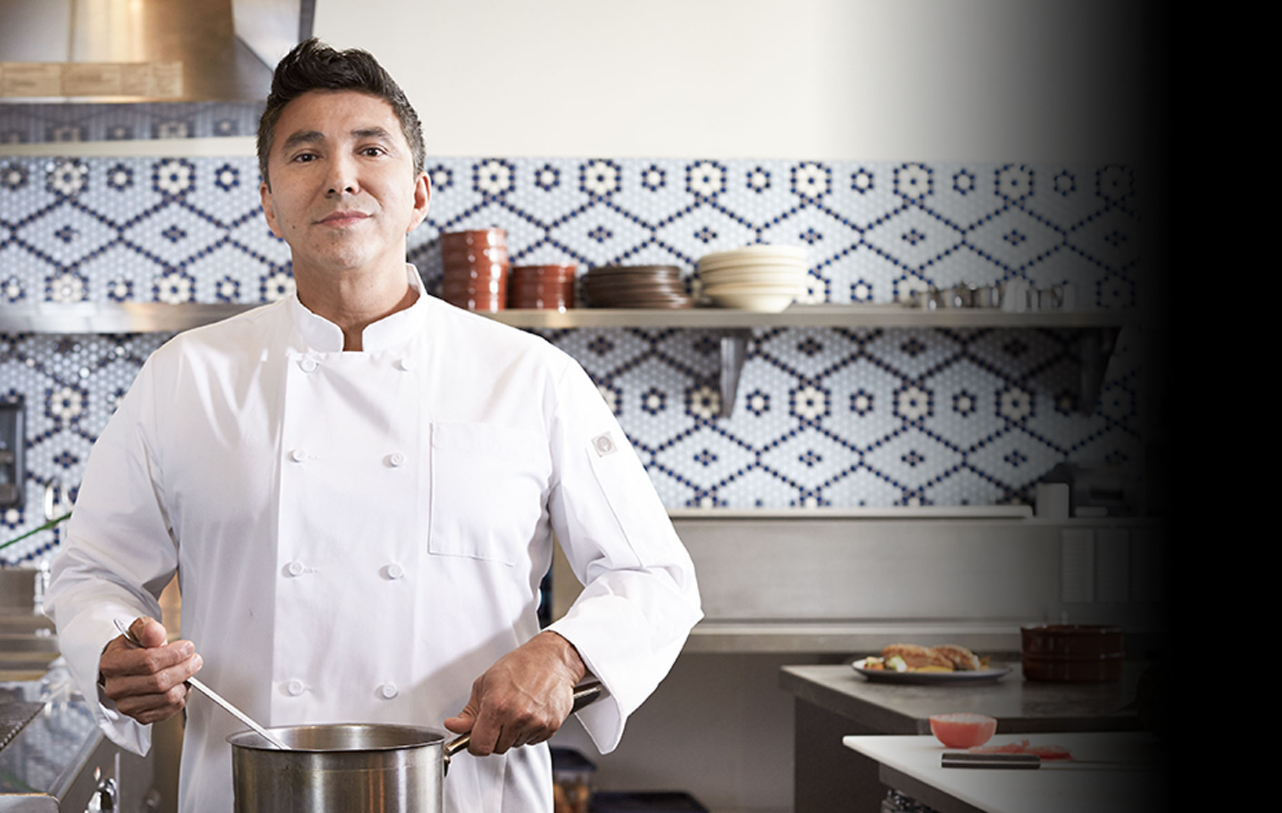 Chefworks™的厨师白色招牌厨师外套在厨房里