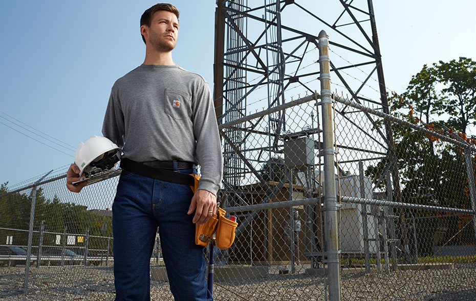 Carhartt Long-Sleeve T恤的公用事业员工，以及高可见性背心
